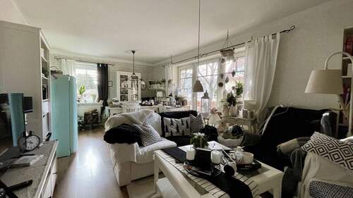 Wohnzimmer mit Zugang zum Bakon - 