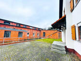 Lagerhalle mit Innenhof zum Haus - 