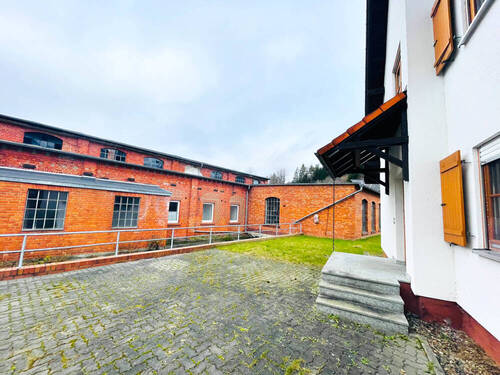 Lagerhalle mit Innenhof zum Haus - 