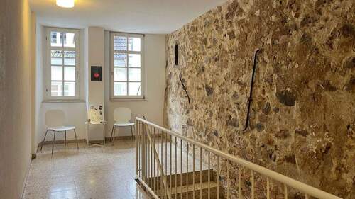 Gepflegtes Treppenhaus mit historischen Stilelementen - 