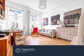 Wohnzimmer - ?? Wohnglück in Friedenau - Hochwertige & Charmante 2 Zimmer Altbauwohnung mit Blick ins Grüne