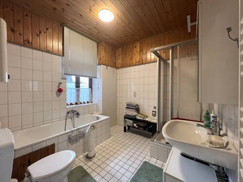 Badezimmer mit Tageslichtfenster - 