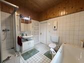 Dusche und Badewanne - 