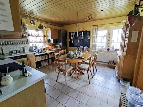 große Küche mit Essbereich - 