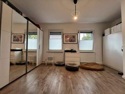 Zimmer (hier Ankleide vor dem Schlafzimmer) - 