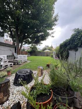 Garten - Attraktive 3,5-Zimmer-Wohnung mit Gartenanteil und PKW-Stellplatz in Nürnberg-Schniegling