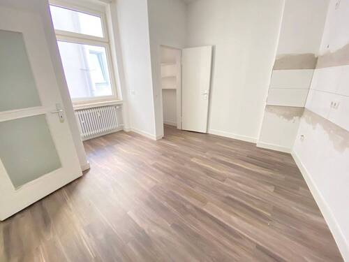 Große Küche mit Abstellkammer - 2 Zimmer Etagenwohnung in Dortmund