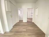 Flur mit Abstellkammer - 