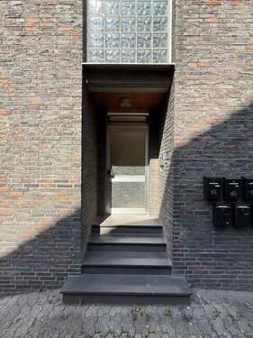 Hauseingang - Attraktive 1-Zimmer-Wohnung ohne Balkon in ruhiger Lage von Duisburg