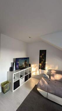 Wohnzimmer mit Tageslicht - 1 Zimmer Etagenwohnung zur Miete in Duisburg