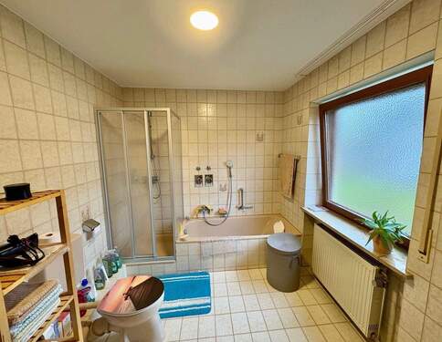 Bad mit Badewanne und Dusche - 