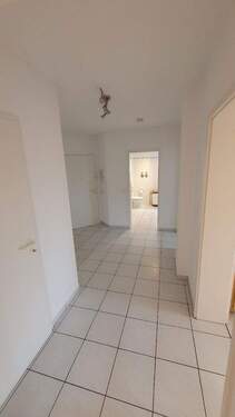 Flur - Blick Richtung Bad - Etagenwohnung mit 65,00 m&sup2; in Karlstein zum Kaufen