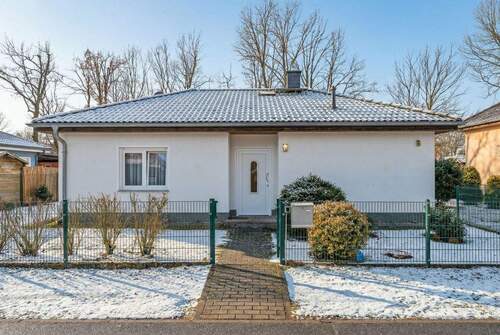 Straßenansicht vom Haus - 3 Zimmer Bungalow zum Kaufen in Grünheide (Mark)
