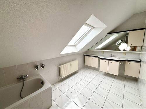 Bad mit Wanne und Dusche - 