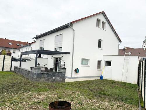 Hausansicht Seitlich.jpeg - Moderne und hochwertiger DHH mit Garten, Terrasse und Garage