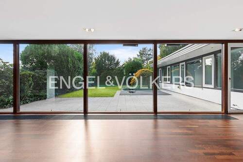 Die ca. 57qm große, nicht einsehbare Terrasse ist vom Wohnzimmer aus zu begehen - 5 Zimmer Einfamilienhaus in Hamburg