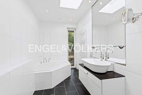 Eltern Bad en Suite mit Fußbodenheizung und Oberlicht - 