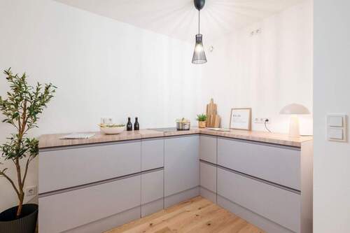 Küche - Modern, hell & bezugsfertig - 2-Zimmer-Wohnung nach hochwertiger Sanierung