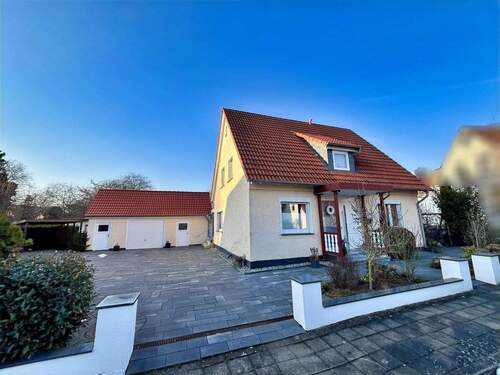 Einfahrt zum Grundstück - 5 Zimmer Einfamilienhaus zum Kaufen in Isernhagen