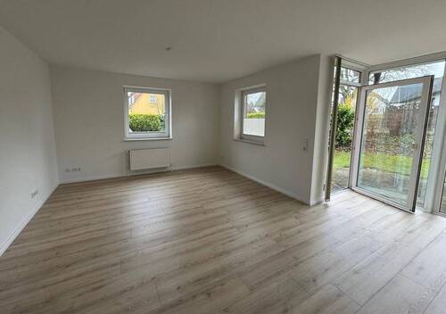 Wohnzimmer unmöbliert - Doppelhaushälfte mit 130,00 m&sup2; in Busdorf zum Kaufen