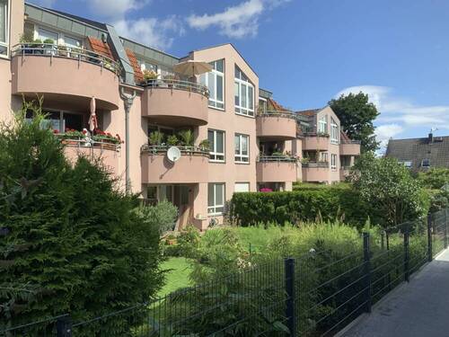 Hausansicht - 3,5 Zimmer Wohnung in Neukölln- ruhig und grün gelegen