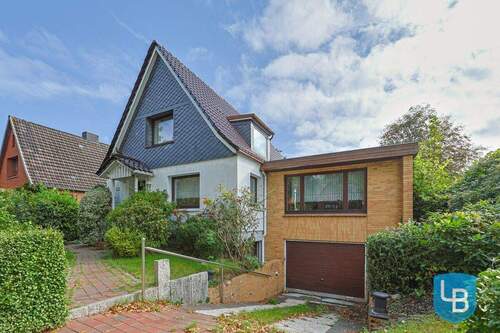 Einfamilienhaus mit Garage - Lage, Lage, Lage! Ein modernisierungsbed. Schmuckstück wartet auf Sie