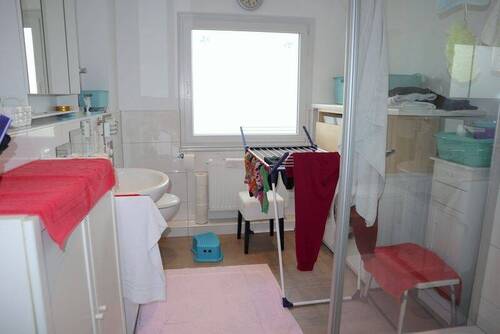 Bad mit Dusche im Obergeschoss - 