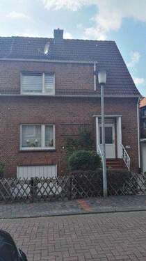 Hausfront - Stadtnahe 2,5 Zimmer-Erdgeschosswohnung mit Garten (ev. möbliert)!