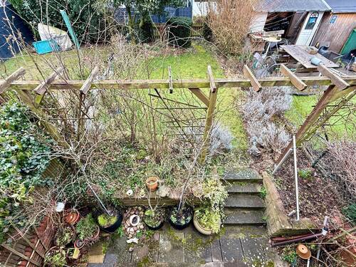 Blick vom Balkon in den Garten - 