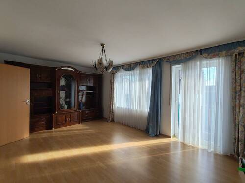 Wohnzimmer im EG - 6 Zimmer Einfamilienhaus zum Kaufen in Neumarkt-Sankt Veit