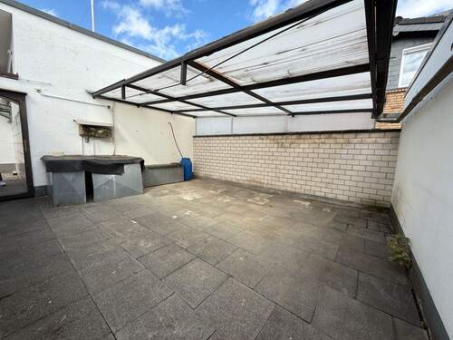 Hinterhof Teilüberdacht - 