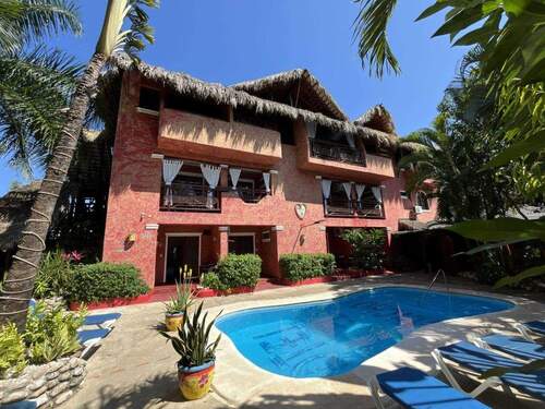 Ansicht vom Pool - Karibisches Hotel in Strandnähe