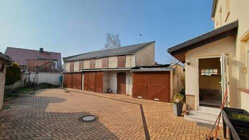 Hof mit Garagen - 