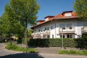 Straßenansicht (2) - altengerechte Gartenwohnung mit Terrasse