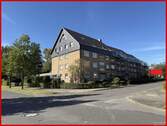 Straßenansicht - Großzügiges Wohnen in Bestlage - mit sonniger Terrasse zum Wohlfühlen