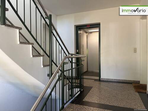 Treppenhaus/ Aufzug - 