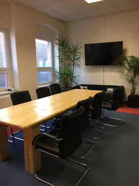 Meetingraum mit Fernseher - 
