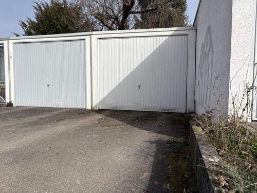 Garage mit Vorplatz - 