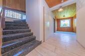Treppe ins Obergeschoss - 