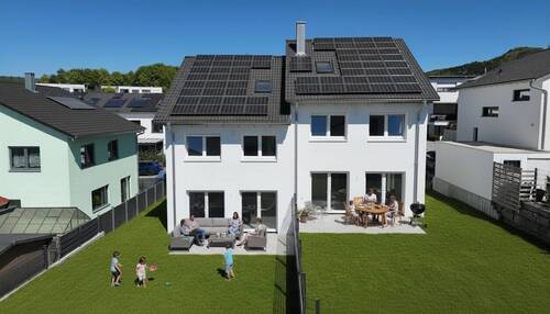 Gartenansicht mit spielenden Kindern - ***NUR NOCH EIN HAUS FREI*** Geräumiges Familienhaus mit Terrasse in Michelbach an der Bilz