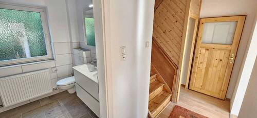 Badezimmer und Treppenhaus - 