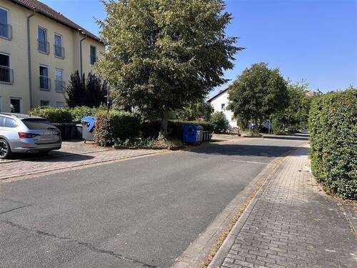 Straße - Moderne 4-Zimmer-Wohnung mit Terrasse in ruhiger Lage und hoher Instandhaltungsrücklage