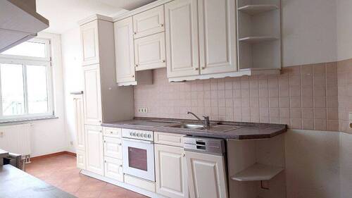 Blick in die Küche - 3 Zimmer Etagenwohnung zur Miete in Riesa