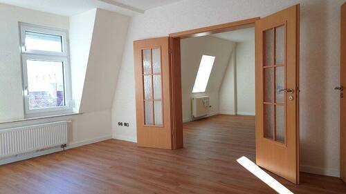 Blick ins Wohnzimmer - Etagenwohnung mit 95,00 m² in Riesa zur Miete