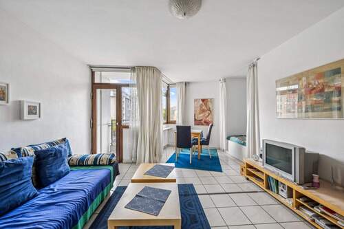 Der helle Wohnbereich mit Essplatz am Fenster und praktischer Schlafnische mit Zugang zum Balkon - Etagenwohnung mit 31,00 m² in Berlin zum Kaufen
