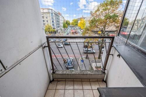 Urbanes Flair pur: Vom Balkon aus das Leben der City-West beobachten und die Energie der Stadt spüren - 