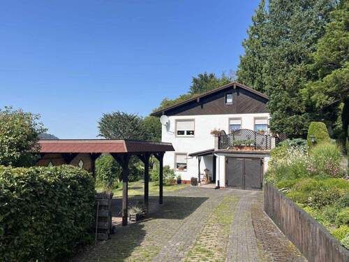 Die Zufahrt zum Haus - 6 Zimmer Einfamilienhaus zum Kaufen in Kleingießhübel