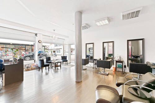 Friseursalon WG - Mehrfamilienhaus, Wohnhaus in Stuttgart / Weilimdorf