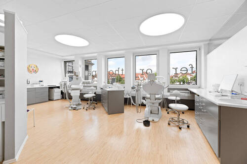 Zahnarztpraxis 1. OG - 