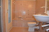 Badezimmer mit Wanne und Dusche - 